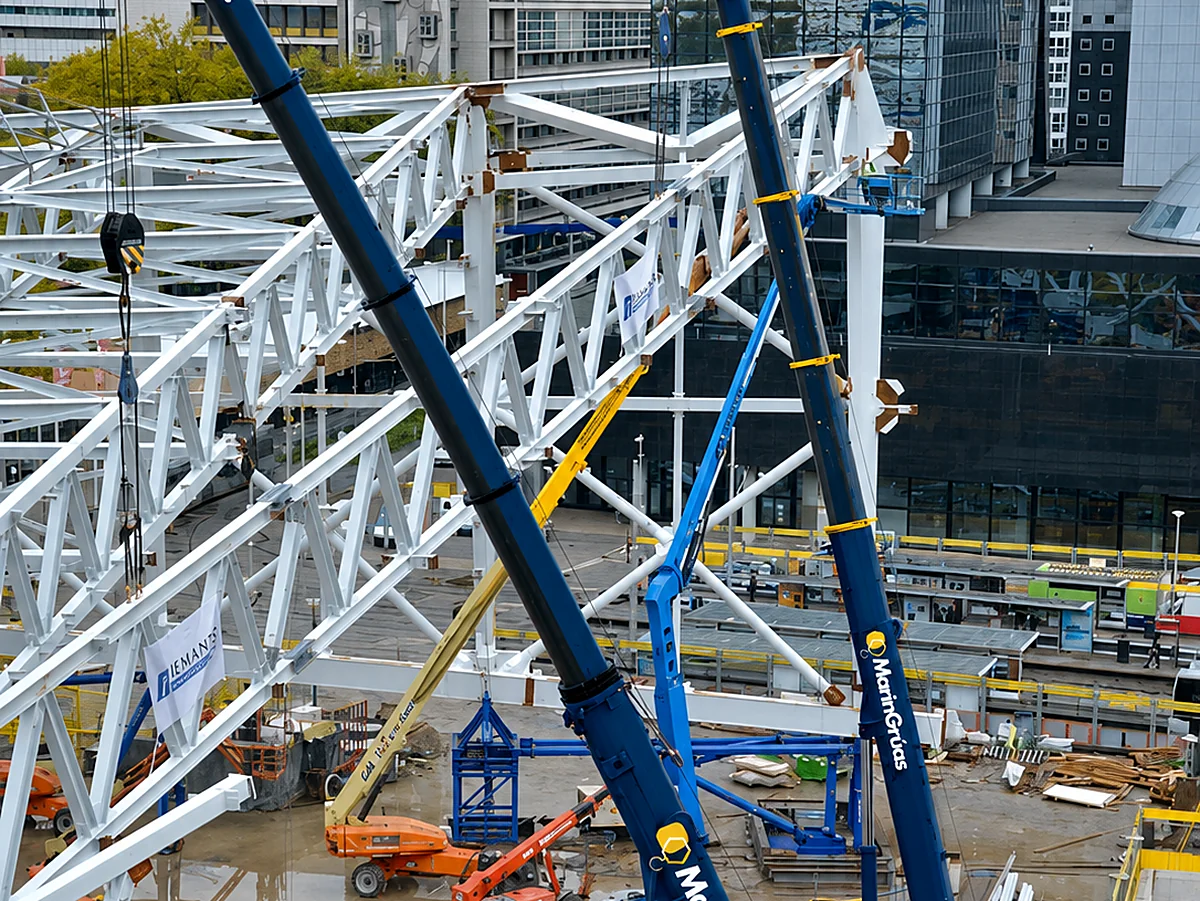 Colocación de estructura metálica en obra de CDMX con grúas telescópicas — Marín Grúas