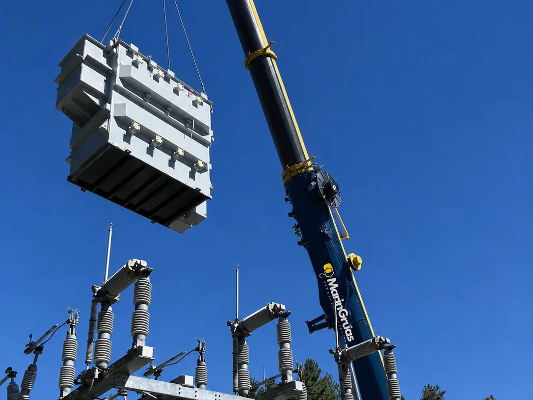 Izaje de transformador en subestación eléctrica con grúa telescópica — Marín Grúas