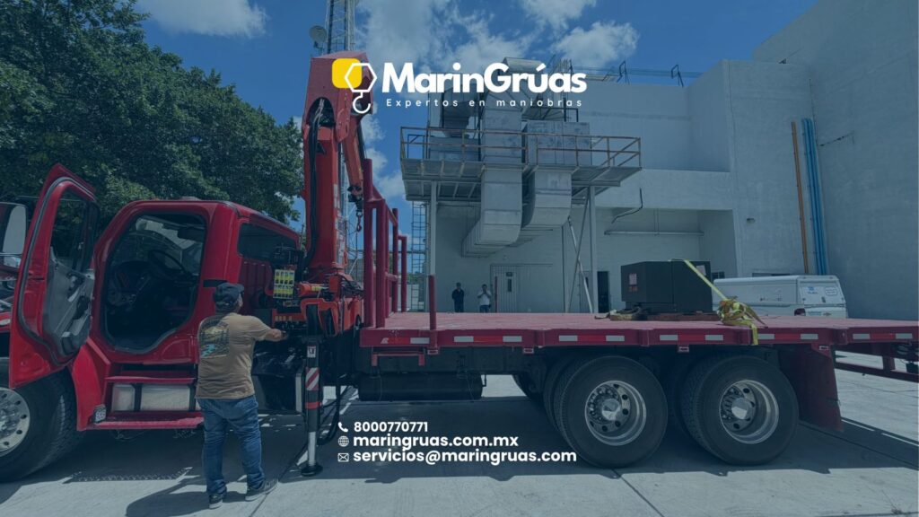 Grúa articulada con plataforma preparada para una maniobra en instalaciones industriales.