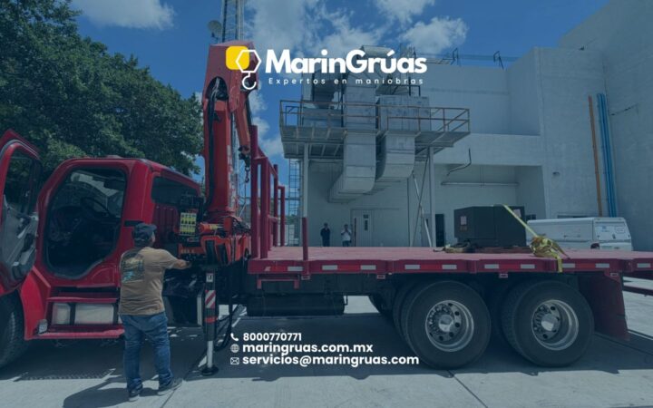 Grúa articulada con plataforma preparada para una maniobra en instalaciones industriales.