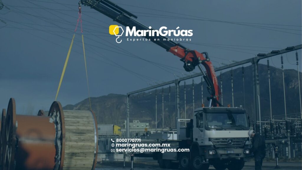 Grúa HIAB realizando el izaje de un carrete industrial con apoyo de eslingas