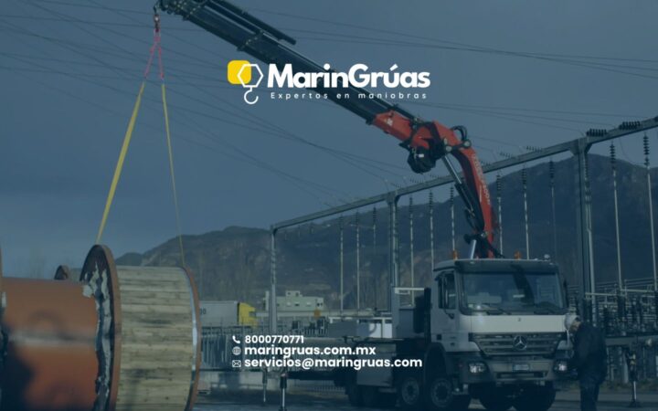 Grúa HIAB realizando el izaje de un carrete industrial con apoyo de eslingas