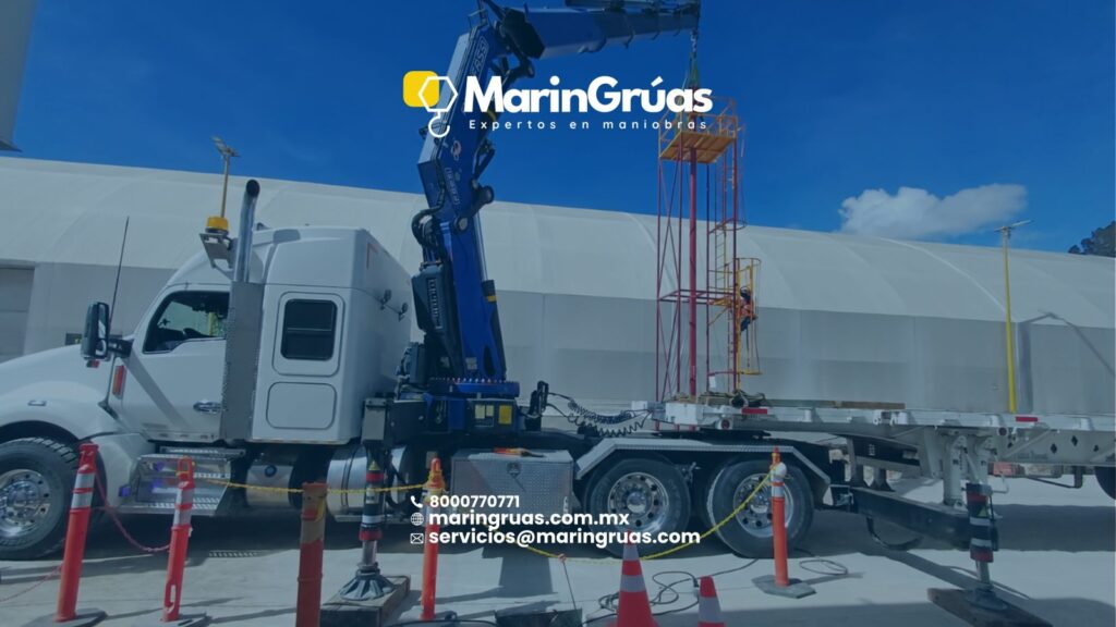 Grúa HIAB realizando el montaje de una estructura metálica en una instalación industrial.
