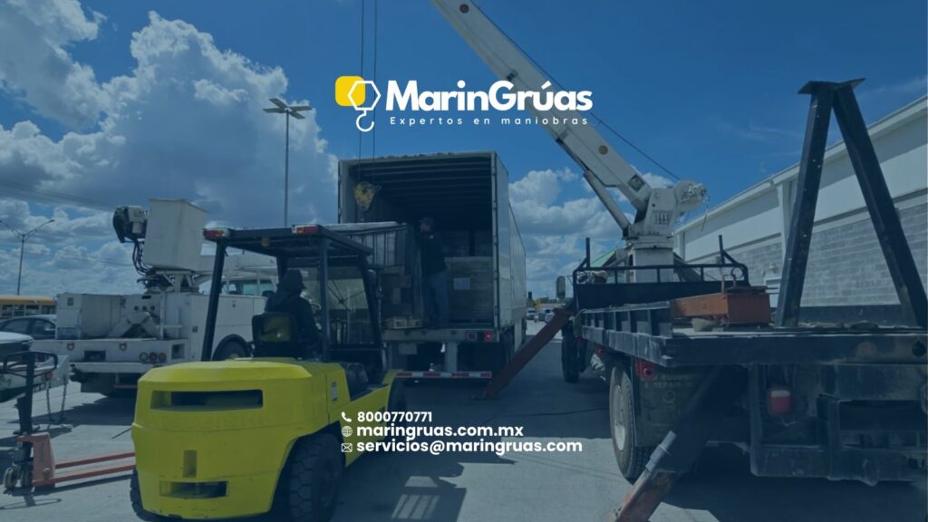 Equipo industrial sobre patines de carga siendo desplazado dentro de una nave por personal de maniobras.