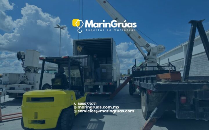 Equipo industrial sobre patines de carga siendo desplazado dentro de una nave por personal de maniobras.