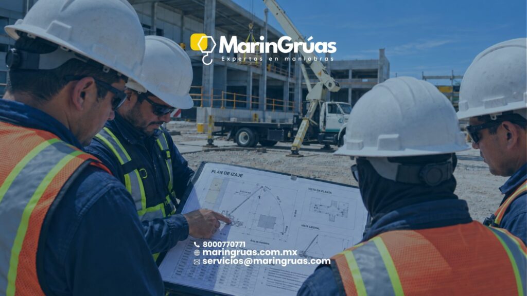 Cuadrilla de maniobras revisando el croquis del plan de izaje junto a la grúa antes de iniciar.