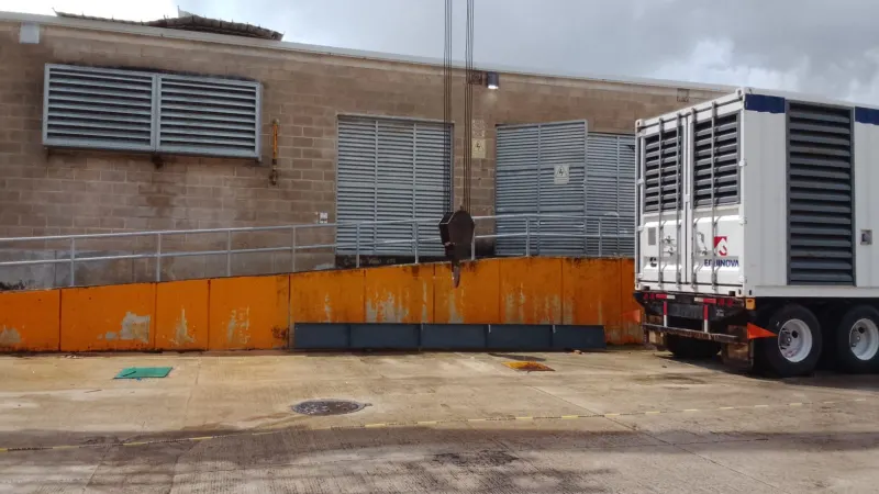 Gancho de la grúa y viga de acero ya en piso al pie del muro de contención de la rampa