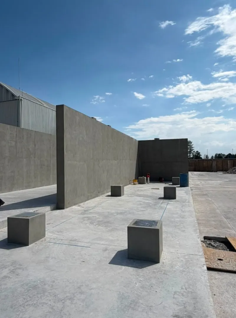 Base de concreto con varios pedestales distribuidos y alineados para recibir el módulo.