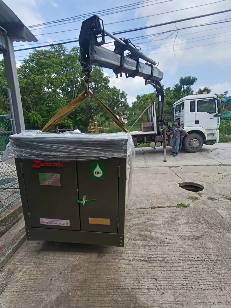 Vista lateral del equipo suspendido, la pluma articulada y los obstáculos del área.