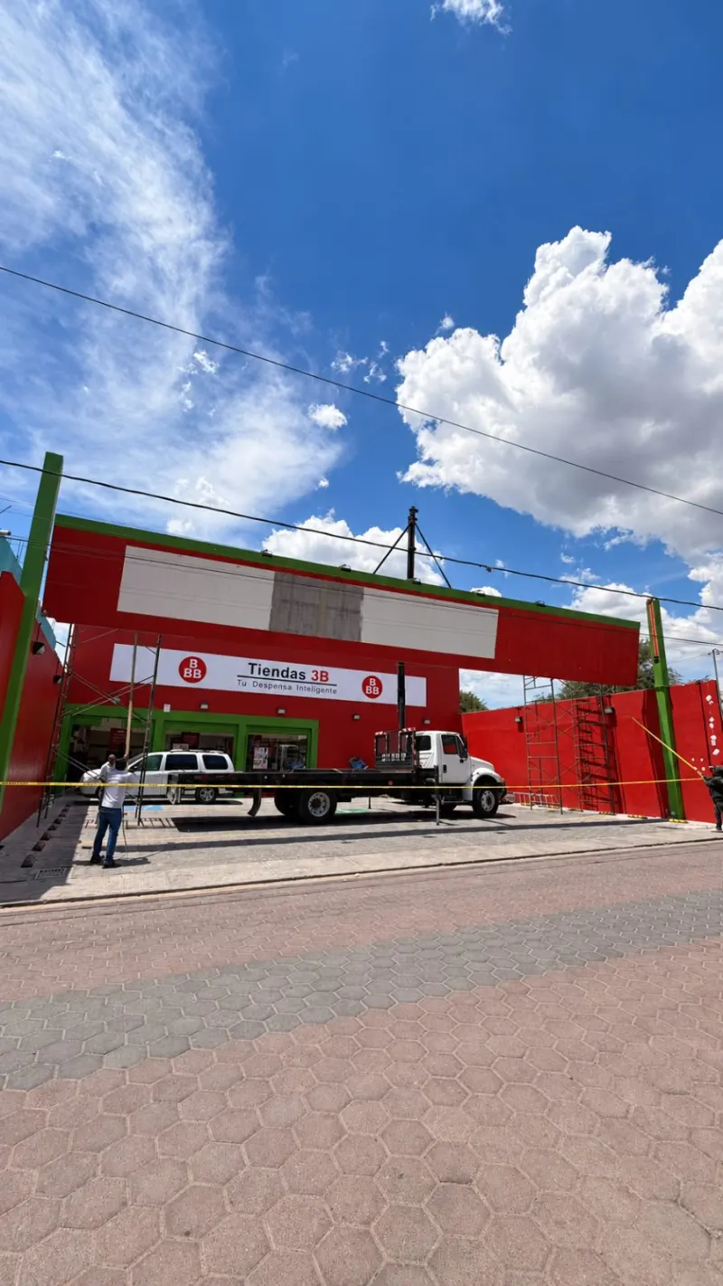 Vista frontal de la estructura sobre el acceso, con el camión, andamios y cinta preventiva.